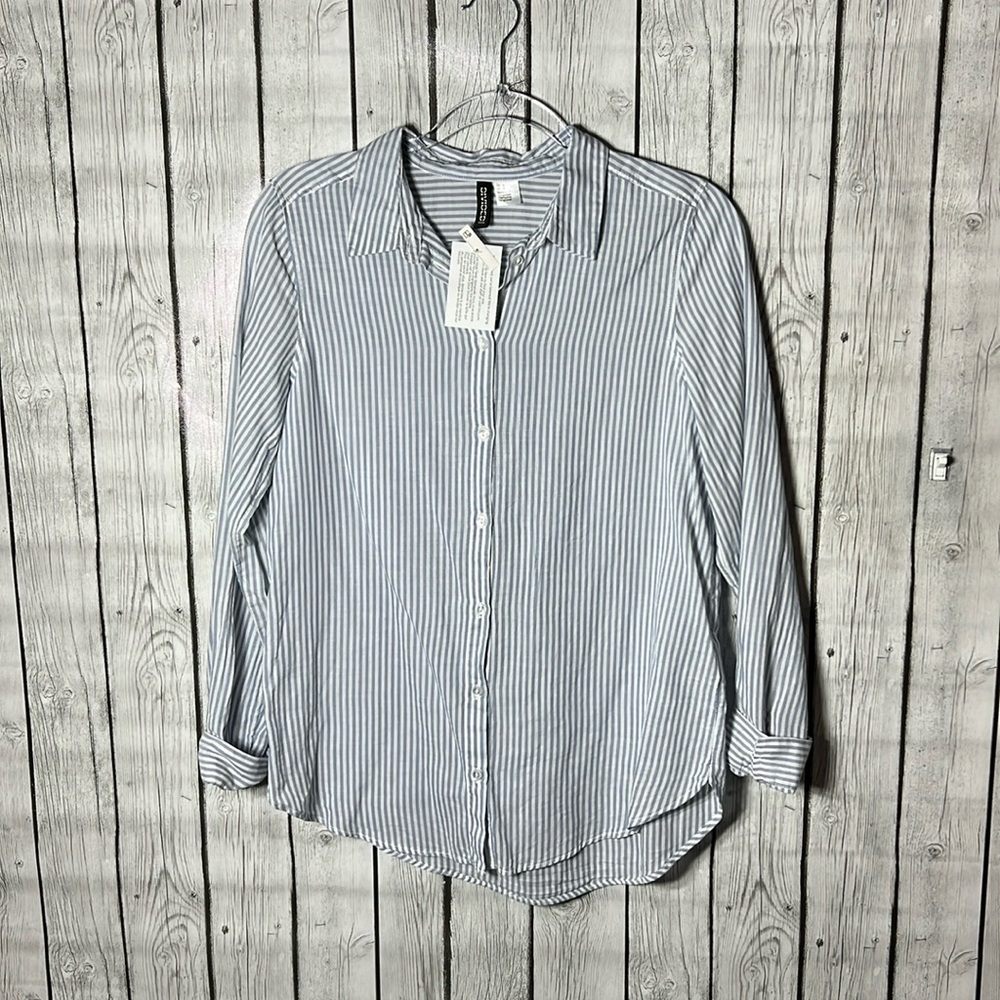 Divided striped lightweight button front top size 4